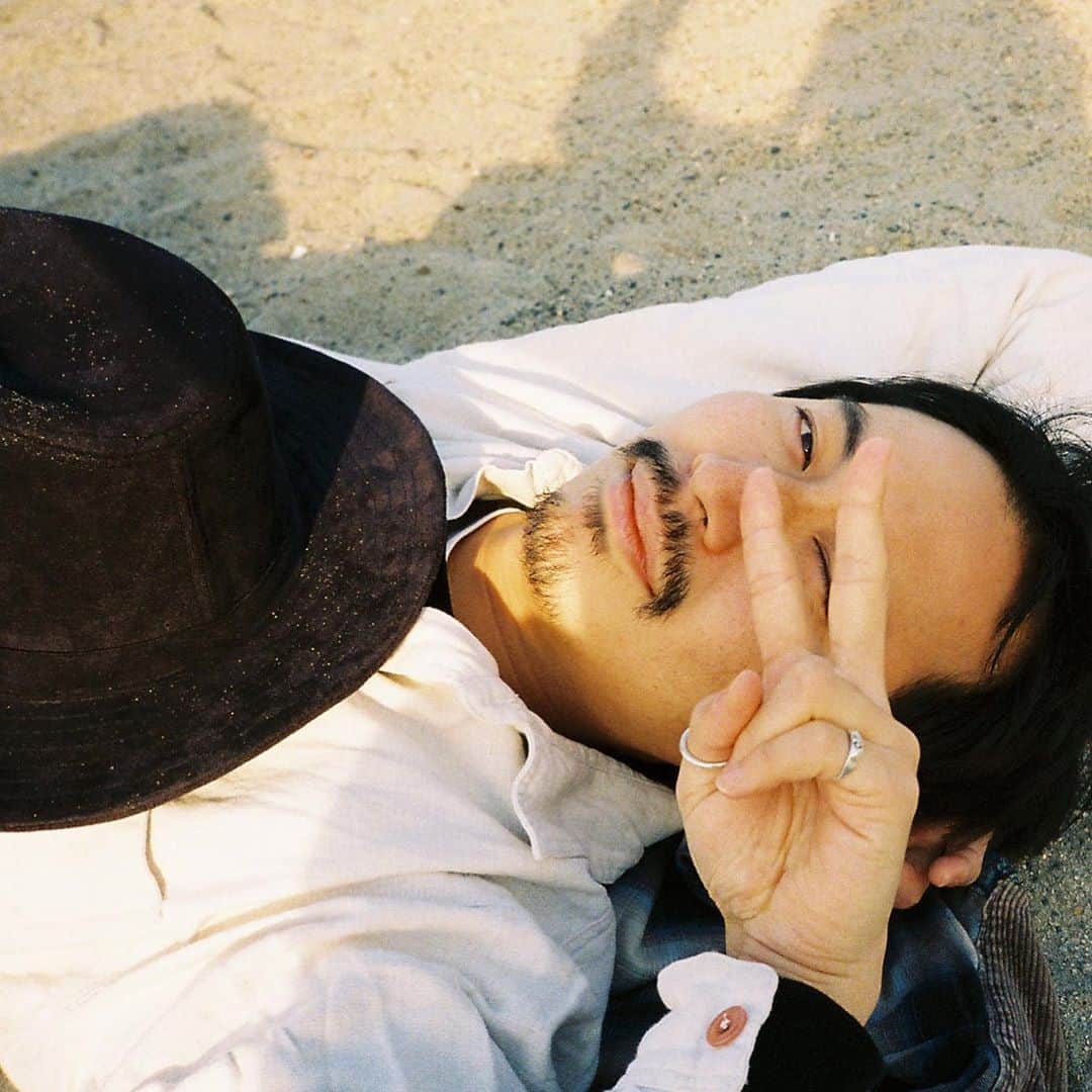 久保雄司さんのインスタグラム写真 - (久保雄司Instagram)「オンラインイベント開催💄 クボユウジ 2020AWコスメで旬ヘアメイク♪  はじめに謝ります🙏🏻 長いです。  僕は一般の皆様へ伝えていたあのイベントが忘れられません。  時代性もあり一般の方へのイベントは減りましたがどうしても復活させたいと思い、オンラインサロンをつくってイベント開催も一つの目標にして活動してますが、今はコロナ渦でオフラインでのイベント開催はまだ難しい。  そこでオフラインでのイベントが難しくなった4月頃からオンラインでのイベント開催までの仕組みとLIVE配信と環境設備をずっと勉強してきました。  そして、6月に自分の中で整理と決意しました。 【3ヶ月後にオンラインイベントを開催する】 配信に関してど素人の僕からしたら、何から手をつけていいかもわからない状態からの挑戦です。  ストリーミング配信ではなく、LIVE配信にこだわったのは、うまく編集をしてわかりやすくまとめるのではなく、リアルな言葉と緊張感、ありのままの思いと楽しさを伝えたいと思ったからです。  7月にはオンラインの可能性について同業者へ配信し、 8月には配信予定者に向けて僕がこの60日で学んだ事、失敗した事をお伝えしました  kuboさんのmessage  7月【楽しみを届けよう】 8月【これからを今から変えよう】  この二つのメッセージはご覧いただいたみんなへのメッセージでもありましたが、自分自身へでもあります。  そして、6月から 3ヶ月後の今月9月 【オンラインイベントを開催します！】  自分の挑戦でもあった3ヶ月ですがとても貴重で有意義な3ヶ月。人生の分岐点でもあると思います。  みんなに楽しみを届けられたらいいな♪  チケットは 【ストーリーズ】もしくは【プロフィールのLINKのURL SHOP】からご応募できます(^^)  しっかりと把握したい為、1日に特定枚数のチケット数になりますので数に限りがございます。  たくさんのご参加楽しみにしています(^^)  やるぞーー🔥  #クボユウジ #努力は夢中に勝てない #懐かしい写真ごめんね #ラストは✌︎☺︎  ☆☆☆☆☆☆☆☆☆☆☆☆☆☆ 一般の皆様対象のオンラインイベント  オンラインイベント内容 開催日：9月29日（火） 開始時間：15:00 配信時間：1時間〜1時間30（予定） 価格:500円 応募締め切り：9月24日（木） 24:00 アーカイブ：当日参加出来ない方も10月13日（火）24:00までご覧いただけます。  内容：クボユウジが2020年AWコスメを使ってモデルさんにヘアメイクしながらライブでお伝えするオンラインイベント☆  参加方法：こちらが参加チケットになります。 クボユウジからのメッセージが9月23日以降、29日までに届きます。 メールに添付されたURLから9月29日15:00〜開催する クボユウジ【2020AWコスメで旬ヘアメイク♪】のLIVE配信をご覧いただけます。当日参加出来ない方もアーカイブを10月13日（火）24:00まで残しますので後からご覧いただけます。  ※当日急遽システム環境次第では、うまく配信できない場合がございますので、ご理解頂ける方のみよろしくお願いいたします。 ※配信が難しくなった場合は後日ストリーミング配信で収録した動画を送らせて頂きます  また今回、頂きましたご料金は 【全額 今後の活動資金】に使用させていただきます。  初めての試みになりますので、あたたかい目で応援よろしくお願いします☆」9月5日 19時02分 - six_kuboyuji