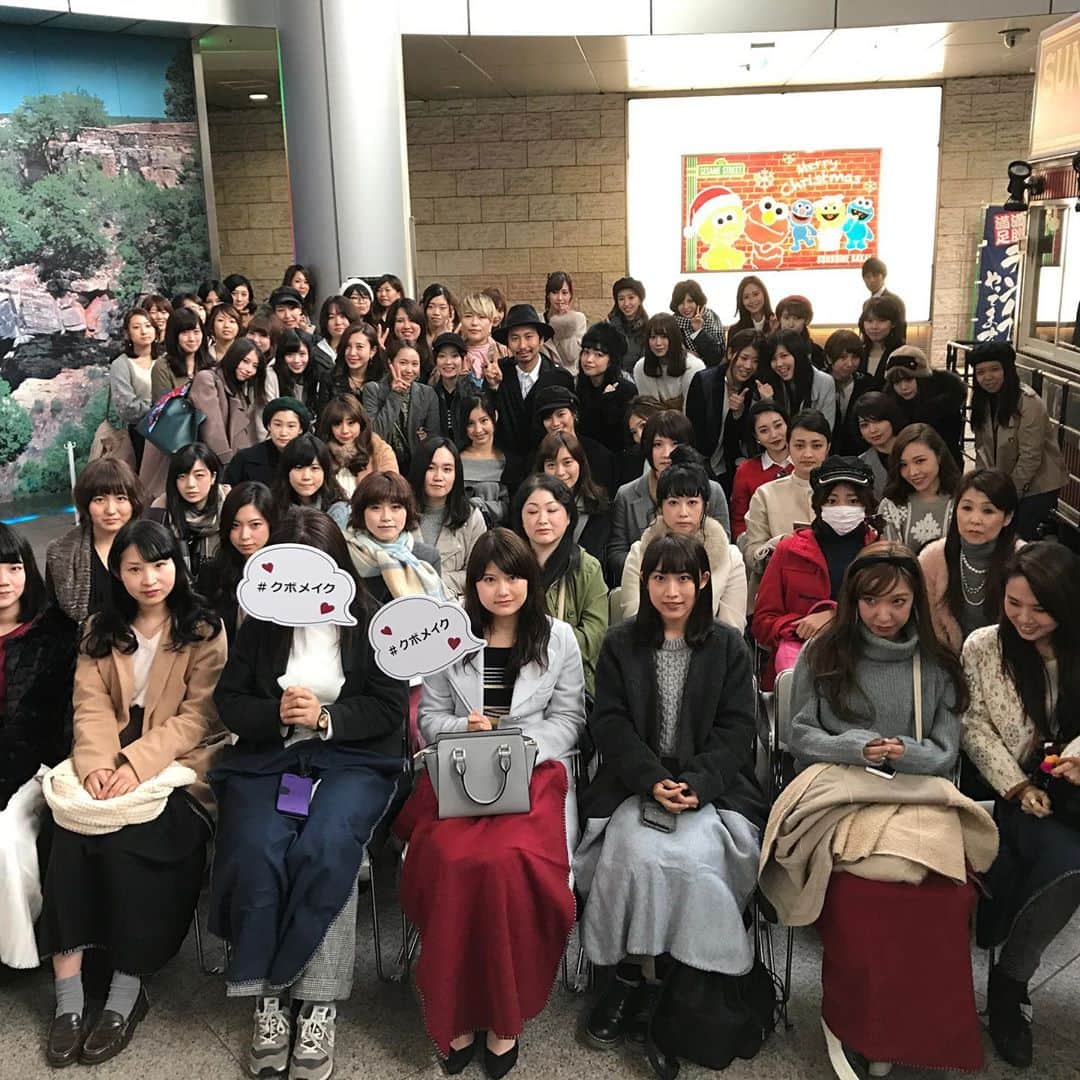久保雄司さんのインスタグラム写真 - (久保雄司Instagram)「オンラインイベント開催💄 クボユウジ 2020AWコスメで旬ヘアメイク♪  はじめに謝ります🙏🏻 長いです。  僕は一般の皆様へ伝えていたあのイベントが忘れられません。  時代性もあり一般の方へのイベントは減りましたがどうしても復活させたいと思い、オンラインサロンをつくってイベント開催も一つの目標にして活動してますが、今はコロナ渦でオフラインでのイベント開催はまだ難しい。  そこでオフラインでのイベントが難しくなった4月頃からオンラインでのイベント開催までの仕組みとLIVE配信と環境設備をずっと勉強してきました。  そして、6月に自分の中で整理と決意しました。 【3ヶ月後にオンラインイベントを開催する】 配信に関してど素人の僕からしたら、何から手をつけていいかもわからない状態からの挑戦です。  ストリーミング配信ではなく、LIVE配信にこだわったのは、うまく編集をしてわかりやすくまとめるのではなく、リアルな言葉と緊張感、ありのままの思いと楽しさを伝えたいと思ったからです。  7月にはオンラインの可能性について同業者へ配信し、 8月には配信予定者に向けて僕がこの60日で学んだ事、失敗した事をお伝えしました  kuboさんのmessage  7月【楽しみを届けよう】 8月【これからを今から変えよう】  この二つのメッセージはご覧いただいたみんなへのメッセージでもありましたが、自分自身へでもあります。  そして、6月から 3ヶ月後の今月9月 【オンラインイベントを開催します！】  自分の挑戦でもあった3ヶ月ですがとても貴重で有意義な3ヶ月。人生の分岐点でもあると思います。  みんなに楽しみを届けられたらいいな♪  チケットは 【ストーリーズ】もしくは【プロフィールのLINKのURL SHOP】からご応募できます(^^)  しっかりと把握したい為、1日に特定枚数のチケット数になりますので数に限りがございます。  たくさんのご参加楽しみにしています(^^)  やるぞーー🔥  #クボユウジ #努力は夢中に勝てない #懐かしい写真ごめんね #ラストは✌︎☺︎  ☆☆☆☆☆☆☆☆☆☆☆☆☆☆ 一般の皆様対象のオンラインイベント  オンラインイベント内容 開催日：9月29日（火） 開始時間：15:00 配信時間：1時間〜1時間30（予定） 価格:500円 応募締め切り：9月24日（木） 24:00 アーカイブ：当日参加出来ない方も10月13日（火）24:00までご覧いただけます。  内容：クボユウジが2020年AWコスメを使ってモデルさんにヘアメイクしながらライブでお伝えするオンラインイベント☆  参加方法：こちらが参加チケットになります。 クボユウジからのメッセージが9月23日以降、29日までに届きます。 メールに添付されたURLから9月29日15:00〜開催する クボユウジ【2020AWコスメで旬ヘアメイク♪】のLIVE配信をご覧いただけます。当日参加出来ない方もアーカイブを10月13日（火）24:00まで残しますので後からご覧いただけます。  ※当日急遽システム環境次第では、うまく配信できない場合がございますので、ご理解頂ける方のみよろしくお願いいたします。 ※配信が難しくなった場合は後日ストリーミング配信で収録した動画を送らせて頂きます  また今回、頂きましたご料金は 【全額 今後の活動資金】に使用させていただきます。  初めての試みになりますので、あたたかい目で応援よろしくお願いします☆」9月5日 19時02分 - six_kuboyuji