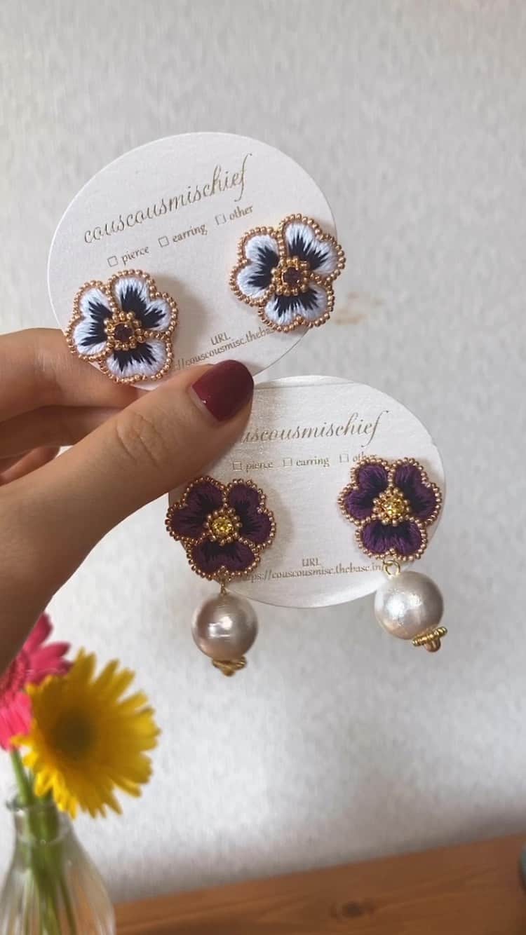 handmade shopのインスタグラム：「本日の21時からオンラインショップをオープンします👼✨﻿ ﻿ パンジーやyoutubeで制作したアクセサリーは﻿ 1点ものですので気になる方は﻿ お早めにチェックしてください❤️﻿ ﻿」