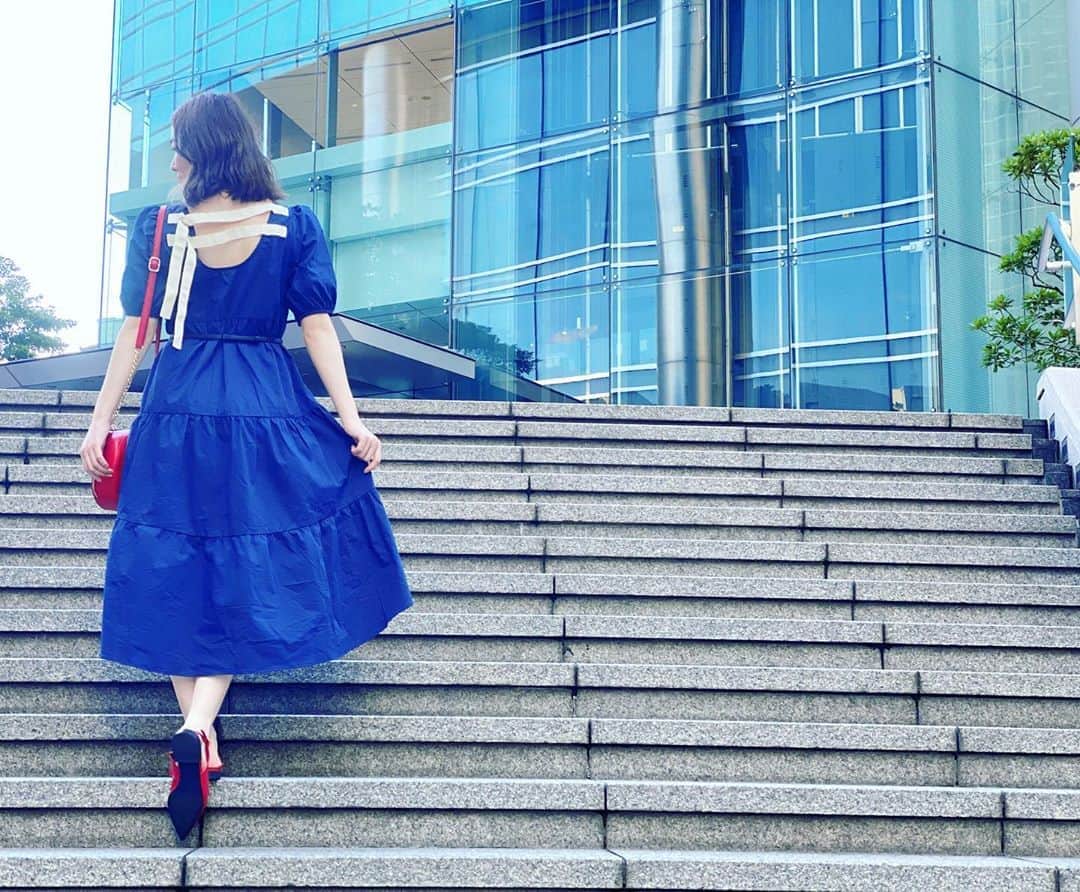 松井珠理奈さんのインスタグラム写真 - (松井珠理奈Instagram)「可愛いワンピテンション上がる💙❤️💙 #priveve #blue #red  #onepiece  #love  #photooftheday  #ootd  #summer #ワンピース  #👗 #❤️ #💙」9月5日 19時04分 - jurinamatsui3