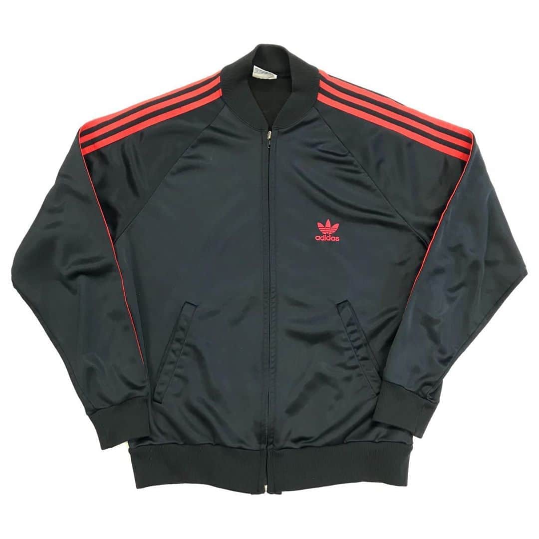 のインスタグラム：「80's adidas ATP Track JKT　BLK ¥9000+tax 80年代 USA製のadidas ATP ジャージTOPS。 本国アメリカでも既にヴィンテージ扱いで、日本よりも高いイメージです。  スリー・ストライプの定番モデル。 カラーは人気の高いブラックに赤ラインです。  Tシャツの上から軽く羽織るだけでスタイルが完成する超便利なアイテム。 .  WEB SHOPに入荷しております。 是非ご覧ください。 jammru.com  #お問い合わせはお電話で承ります #jammru#adidas#atp #osaka  #fashion  #streetstyle  #streetfashion  #vtg  #vintage  #used  #usedclothing  #古着 #古着屋 #ファッション #70s #80s #90s #ご来店の際はマスクの着用をお願い致します」
