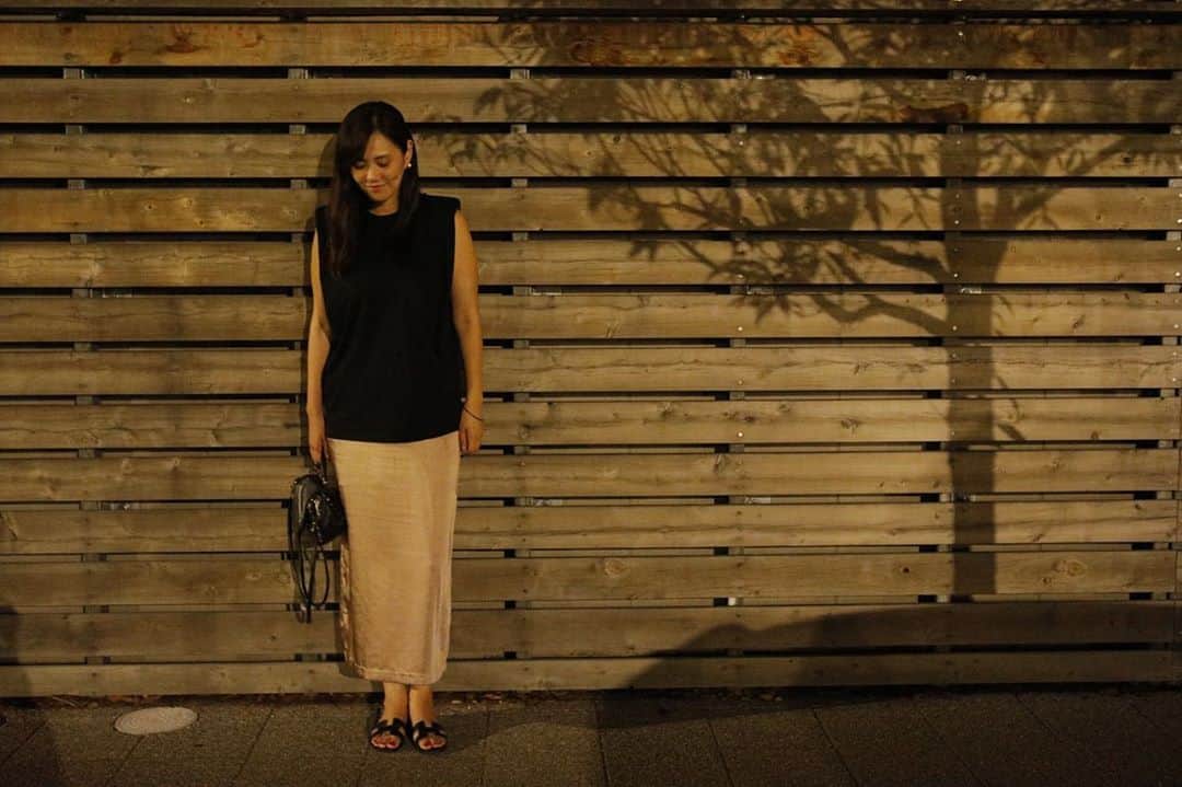 田中幸恵のインスタグラム：「____ . 🌳の影とならんでみた🙄 . この夏買ったのに一度も着てないことに気付いて慌てて着たトップスは @inscrire_official  . こう見えてパワショルだったりします🤫 . サテンのスカートは2年前に買ったものだけど、今更活躍♡ . #inscrire  #アンスクリア」