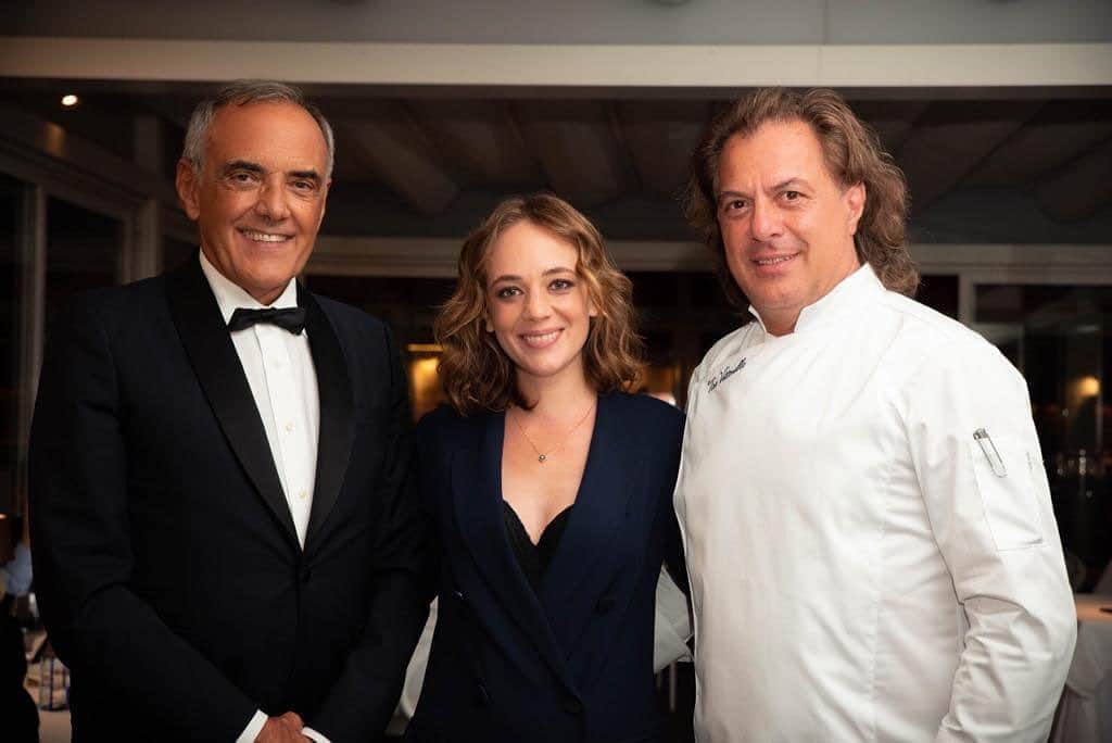 のインスタグラム：「Sara Lazzaro in total outfit @compagniaitaliana ospite alla terrazza della biennale con il direttore della mostra d’arte cinematografica di Venezia Alberto Barbera e lo chef Tino Vettorello Styling @lucapisciottano   #veneziafilmfestival #fashionstyle #movie #italy #styling」