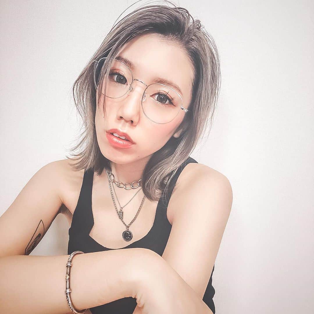 DJ CHI☆MEROのインスタグラム：「私事ですが28歳になりました！  この一年で思いもよらない出来事が沢山あって その中でどう生きて行こうか奮闘したり、たまに落ち込んだり。 . ここ最近は気持ちや思考が追いつかなくて言葉にならない感情を吐き出せず、上の空で過ごしていました。 . 一つ言葉を間違えれば 誤解を生む世界。 そこに足を踏み入れたのも自分です。 . 凄く長くなりそうだからまとめるけど、 その全ての背景には支えてくれる人が沢山いたという事。 そして今、新たに応援してくれる人達が沢山いるという事。  私はみんなの事が大好きです！ . いきマリの結果も週明けブログで発表しますね。 . . . あ、気分転換に金髪やめてみた。 引きこもり中にジェルネイルも始めてみたよ☺︎  #ポエムかよ #500円ハゲ治ってきたわ」