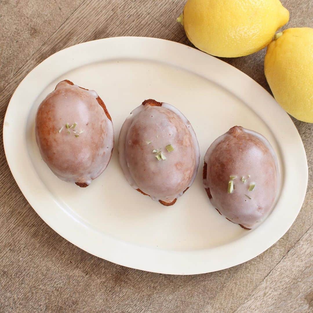 のインスタグラム：「【手紙社オンラインショップ:カフェの焼き菓子が再入荷しました！】 檸檬菓子便でも人気のレモンケーキの6個セットを販売いたします。レモンの皮と果汁をたっぷり入れて、アーモンドプードルも入れることでよりしっとりに焼き上げました。焼きあがってからさらにレモンのシロップを染み込ませ、香りだけでなくしっかりと酸っぱいレモンケーキに。じゃりっとした厚みのあるアイシングが食感を楽しませてくれます。  また、秋のフレーバーが入ったクッキー缶も販売中です。おすすめは、ショコラと山椒のクッキー。意外な組み合わせですが、チョコレートの甘みの中に、山椒のピリッとしたアクセントと香りがたまりません。ぜひお試しください。  詳しくは▶︎プロフィールページのリンク「手紙社公式ウェブサイト」MENU「手紙社オンラインショップ」へ  2020.9.5  #手紙社#手紙舎#tegamisha#手紙社オンラインショップ#クッキー缶#レモンケーキ#クッキー缶#秋のクッキー缶」