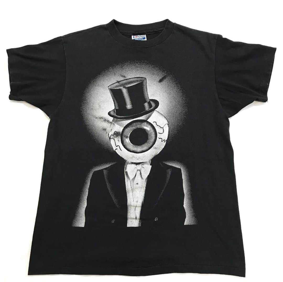 のインスタグラム：「1980's～ The Residents ¥15000+tax  1970年代から活動を開始し常に実験的かつ前衛的な音楽を聴かせるバンド、レジデンツ。  シルクハットにタキシード姿、そして目玉のマスクを被ったスタイルでライブを行い メンバーの正体を明かさずに活動を続ける超アバンギャルドなバンドです。  こちらはそんなレジデンツのアイコンとも言えるグラフィック。 抜群の存在感と、この独特の雰囲気がファンには堪りません！ 当時物は市場に出回る事が少なく、スペシャルな1枚です。 この機会に是非！！ .  WEB SHOPに入荷しております。 是非ご覧ください。 jammru.com  #お問い合わせはお電話で承ります #jammru#jammru_tee#theresidents #vintagetshirt #vintagetee#bandtee #bandtshirt  #osaka  #fashion  #streetstyle  #streetfashion  #vtg  #vintage  #used  #usedclothing  #古着 #古着屋 #ファッション #70s #80s #90s #ご来店の際はマスクの着用をお願い致します」