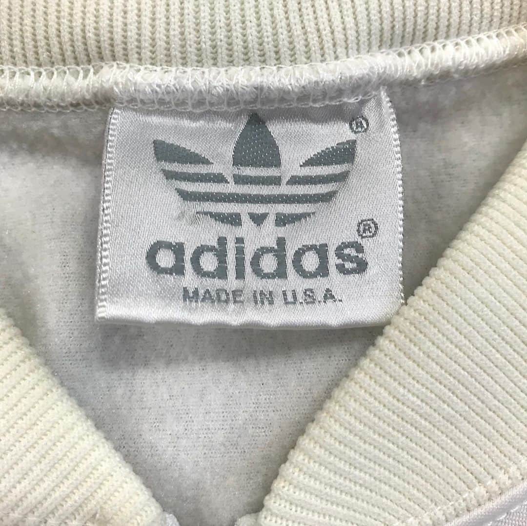 ジャムルさんのインスタグラム写真 - (ジャムルInstagram)「80's adidas Track JKT　WHT ¥9000+tax .  80年代 USA製のスリー・ストライプ、adidas の超定番ジャージTOPS。 本国アメリカでも既にヴィンテージ扱いで、日本よりも高いイメージです。  背面に大きく入ったトレフォイル・マークが最高！  Tシャツの上から軽く羽織るだけでスタイルが完成する超便利なアイテム .  WEB SHOPに入荷しております。 是非ご覧ください。 jammru.com  #お問い合わせはお電話で承ります #jammru#adidas #osaka  #fashion  #streetstyle  #streetfashion  #vtg  #vintage  #used  #usedclothing  #古着 #古着屋 #ファッション #70s #80s #90s #ご来店の際はマスクの着用をお願い致します」9月5日 19時23分 - jammru