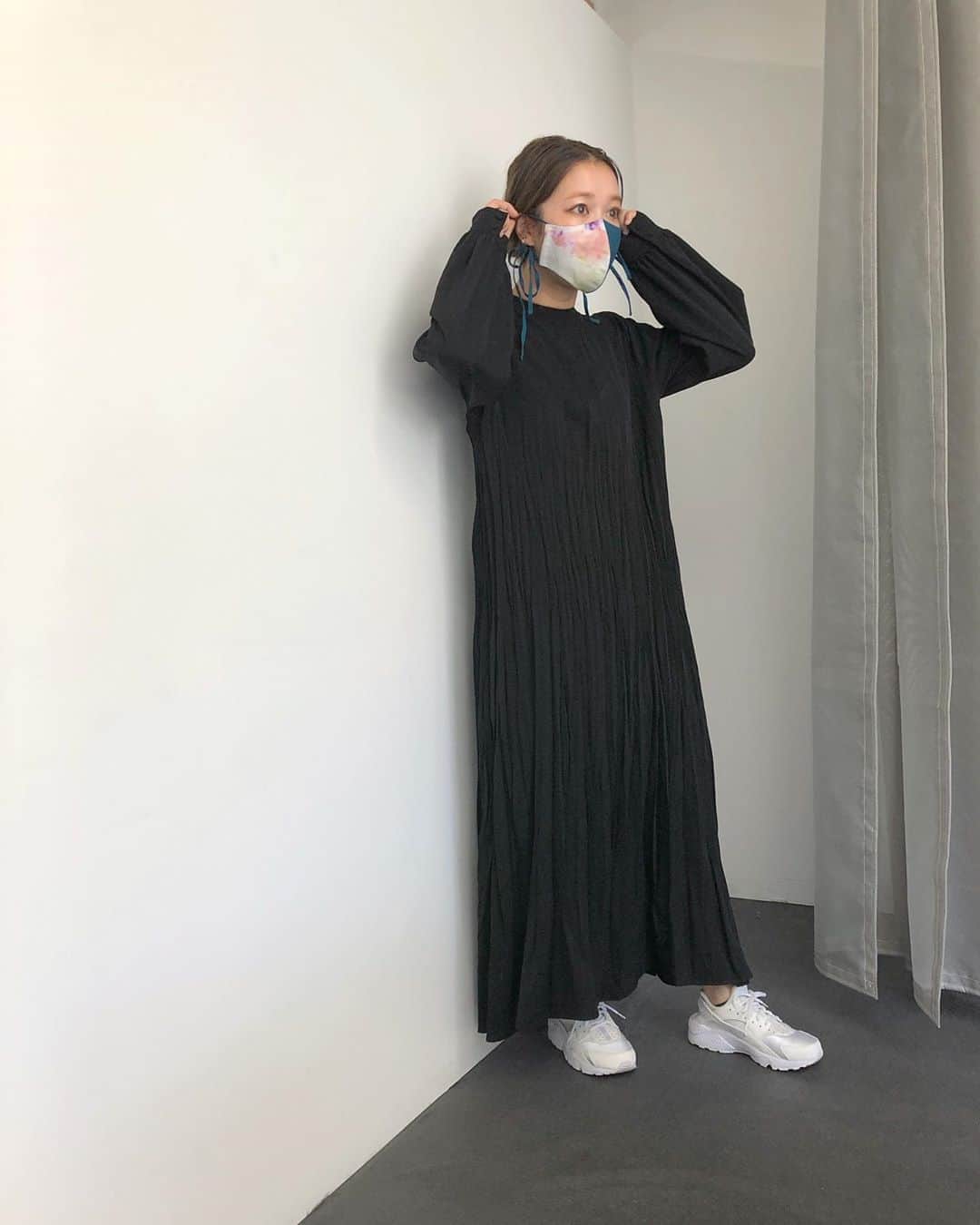北岡りえのインスタグラム：「反響沢山ありがとうございます🥺✨ こちらにも載せます👗   あと私の身長は157cmです🙋‍♀️  ワンピースは 9/7(mon) 21:00〜 @seah_maisonatelier  オンラインにて販売開始致します。  マスクは　@btiv8i  です♥  秋服に心躍ってしまう🌝」