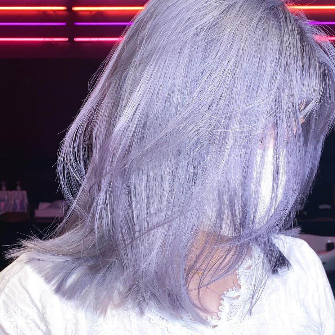 原涼香のインスタグラム：「𝐼𝑐𝑒 𝑏𝑙𝑢𝑒 𝑝𝑢𝑟𝑝𝑙𝑒  光の当たり方で色が変わる purpleのような、blueのような、 silverのような なんともいえない不思議ないろ🦋 ㅤㅤㅤㅤㅤㅤㅤㅤㅤㅤㅤㅤㅤ」