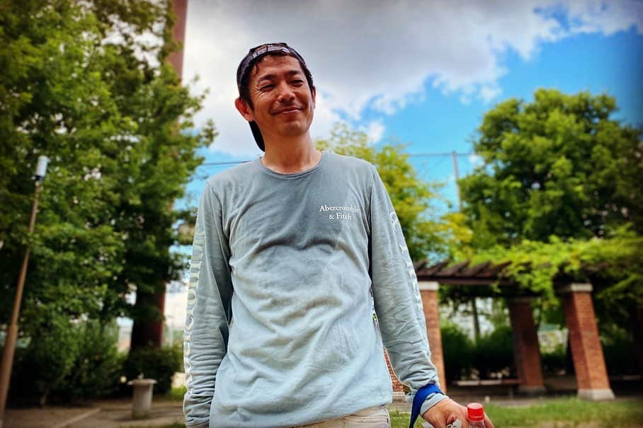 清水健さんのインスタグラム写真 - (清水健Instagram)「. #公園 を探すのに汗をかいて、 #野球 をはじめてさらに汗を。  #伝える #言葉 #大丈夫 #清水健  #みんなと一緒に #ひとりじゃない   僕たちの小さい頃に比べて、 走り回れる場所も減ったな。  息子は独自の野球ルールで、 大張り切り笑。#大切時間 大切場所。  そろそろ#野球 は、 #赤星 に指導を願おうかな笑。  久しぶりの#完全オフ 。 息子の「楽しかったね！」の言葉に、 疲れた身体を癒され明日の頑張れる力に。  #清水健講演会 ／出演依頼等 清水健オフィシャルホームページ #112日間のママ #シミケン   台風が接近しています。 お天気情報にお気をつけください。  #清水健 @eachstage.official  #シングルファーザー #子育て日記」9月5日 19時27分 - shimizuken.official