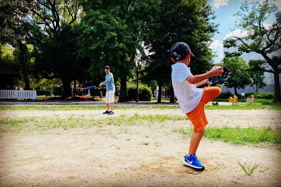 清水健さんのインスタグラム写真 - (清水健Instagram)「. #公園 を探すのに汗をかいて、 #野球 をはじめてさらに汗を。  #伝える #言葉 #大丈夫 #清水健  #みんなと一緒に #ひとりじゃない   僕たちの小さい頃に比べて、 走り回れる場所も減ったな。  息子は独自の野球ルールで、 大張り切り笑。#大切時間 大切場所。  そろそろ#野球 は、 #赤星 に指導を願おうかな笑。  久しぶりの#完全オフ 。 息子の「楽しかったね！」の言葉に、 疲れた身体を癒され明日の頑張れる力に。  #清水健講演会 ／出演依頼等 清水健オフィシャルホームページ #112日間のママ #シミケン   台風が接近しています。 お天気情報にお気をつけください。  #清水健 @eachstage.official  #シングルファーザー #子育て日記」9月5日 19時27分 - shimizuken.official