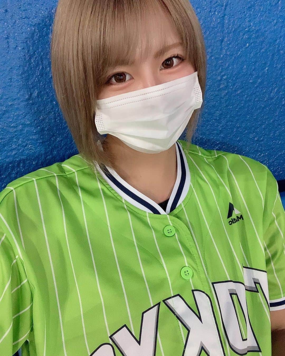 のインスタグラム：「❏❍✰  売り子したいなーん💜 お仕事再開したら みんなビール買いに来てねん笑笑 まってまーすー😘💓  #ヤクルトスワローズ #神宮球場 #野球好きな人と繋がりたい  #売り子 #ビール買ってね #待ってまーす❤️  #篠崎ゆうき」