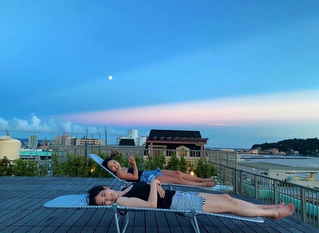 一双麻希 さんのインスタグラム写真 - (一双麻希 Instagram)「ある日の夏のおもいで。 美しい夏空の下で✨✨😌 太陽に、夕日に、月に、、 満喫した夏らしい1日でした。。 ・ ・ #素敵すぎるお友達夫婦のお家へ #グラデーションの空に囲まれて #海に囲まれて #満面の笑み  #贅沢な時間 #夕日 #月夜 #夕暮れ #夏の夕暮れ #夏空 #自然好き #夕日写真 #自然写真 #夏写真 #夏の思い出 #sunset #naturephotography #summerpic #bluesky #magichour #moonlight #happysmile #august」9月5日 19時32分 - isso_maki315