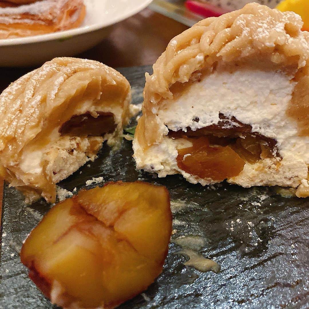 里井真由美さんのインスタグラム写真 - (里井真由美Instagram)「#sweetsbuffet #hotel 🌰利平栗のモンブランでございます〜 ・ ・  栗クリームしぼりたて、外にも中にもお栗さま〜❤️🌰❤️😆❤️🌰 ・ ・ 利平栗は味の濃さや香りバランス良さかは「栗の王様」と称される栗。 程よい生クリーム感、栗の味が活かせれてます♡ ・ このモンブランが、じつは好きなだけおかわりできてしまう🌰😭❤️ 凄すぎる企画‼️ 🔻 🔻 横浜ベイシェラトン ホテル&タワーズ 2階ラウンジで9/3〜25まで毎週木・金夜に開催中♡  座ったままのオーダー制で、 好きなもの好きなだけ 頂けます♡ @sheratonyokohama  ・ ・ 最初11種スイーツが乗ったプレートが出てきて、そこでは和栗・フランス栗・イタリア栗の3種栗食べ比べを楽しめますし、もちろんお食事もオーダー制で楽しめます ・ ・ そして利平栗のモンブラン〜 🌰🌰🇯🇵‼️ やっぱりおかわりしちゃいました（笑） ・ ・ ビュッフェは、和洋折衷バランス良く、甘いものとお食事系〜 甘い→塩っぱい→甘い→甘い→栗づくし（笑） 素敵なループにハマります♡ ディナーとしても大満足ですよ♡ ・ ・ Thank you for your invitation🙏by @sheratonyokohama   9/25までなのでお早めに♡ ・ ■『ラウンジ「シーウインド」Sweets Parade ～マロン～』概要 場所：横浜ベイシェラトン ホテル＆タワーズ 2階 ラウンジ「シーウインド」 期間：9月3日（木）～9月25日（金）※毎週木・金開催 時間：18時30分～21時 料金：1名4,445円（税・サービス料別） ※仕入れの状況により料理内容や盛り付け等が変わる場合があります。 ・ ・ #横浜ベイシェラトン  #横浜ベイシェラトンホテルアンドタワーズ  #ホテルブッフェ #ホテルスイーツ #横浜  #里井真由美#栗#モンブラン#和栗#栗スイーツ#モンブランの世界#フードジャーナリスト里井真由美 #さといいね#ありが糖運動」9月5日 19時39分 - mayumi.satoi