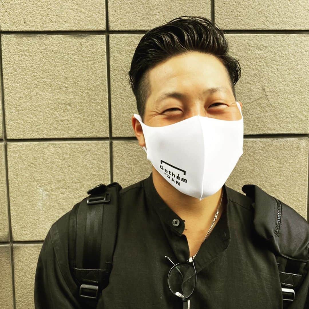 友永翔太のインスタグラム：「gotham-NYCさんの展示会へ 勉強になりました！！  マスクを頂いて大満足な顔です…笑  ロゴに対しての移り変わり 変化を加えていくっていうのは 洋服に限らず、いつまでも新しいを求める上で大事な事なんだなと今回新発見出来まして非常に良き時間でした。  #名古屋#アパレル#gotham#NYC#3d4102」
