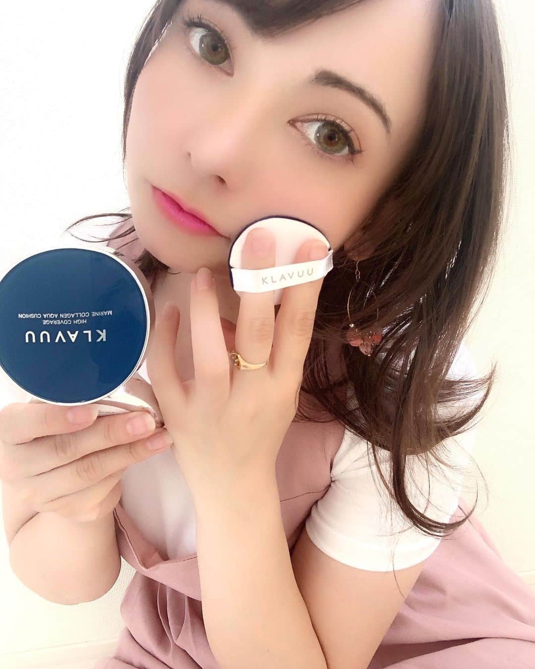 ミシェリマリコさんのインスタグラム写真 - (ミシェリマリコInstagram)「こんばんば☺️✨ * * * 今日は最近はまっている韓国コスメ✨ クラビューのファンデーションのご紹介です☺️✨ @reica.inc さんのプロフィール又は https://reica.jp で購入できるよ🎶 * * * KLAVUUは2016年に誕生した韓国で初のパール配合の化粧品。信頼できる韓国産真珠を使用しているプレステージマリンパールコスメブランドです！！ * * カバー力はもちろん🎶自分の肌のような自然な仕上がり💕メイクアップと同時にスキンケアも出来ちゃう優れものです🥺✨ * * * * 日本でクラビュー商品が買えるのはここだけ🎶✨ 是非チェックしてねん💕✨ * * * * * #大人 #大人女子 #大人メイク #美肌 #美肌メイク #美肌ファンデ #ファンデ #ファンデーション #スキンケア #美肌作り #カラコン #ナチュラルカラコン #クラビュー #klavuu #韓国コスメ #ハーフ #ハーフ顔 #ハーフ女子 #ミディアムヘア #ミディアム  #名古屋サロモ #名古屋モデル」9月5日 19時44分 - michellymariko