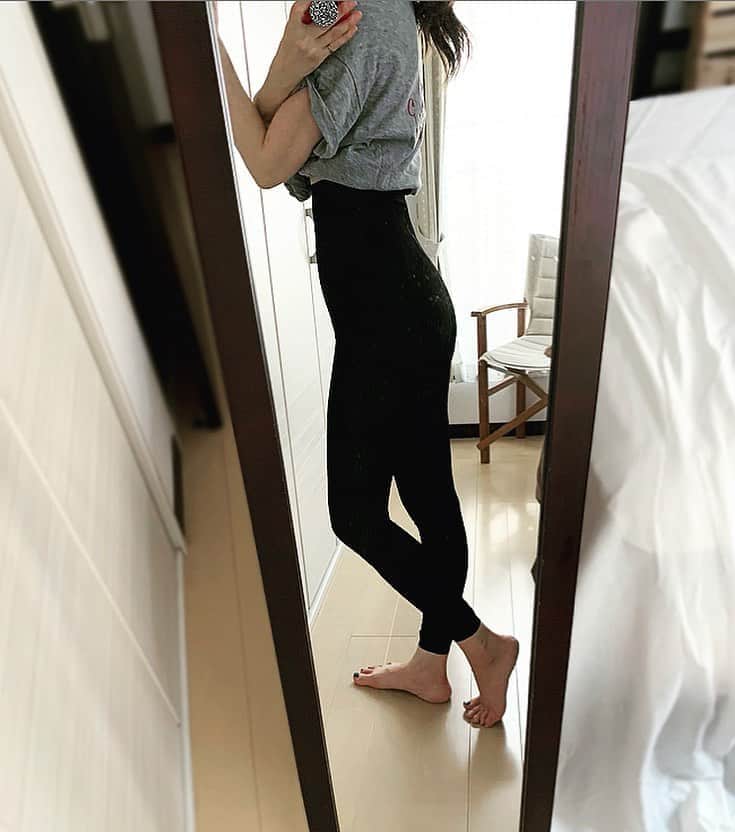 のインスタグラム：「#glamorouspats  今日もせっせと グラマラスパッツ♡ 最近ちょこちょこ 寝る時にも着用しています 朝起きると 脚のむくみがマシです これは続ける価値あるなぁと実感 真夏はちょと苦しかったので これからどんどん 夜も履いてみようと思います ついでに お尻 ちょっと上がったかなぁ? ¿ ? ¿ ・ ・ #グラマラスパッツ  気になる方は プロフィールのURLから チェックしてみてくださいっ♪ ・ ・ #bodymake #leggings #selfcare  #グラマラスパッツ #着圧レギンス #脚やせ #浮腫ケア #美尻ケア #老廃物排出 #セルフケア #脚痩せダイエット #ボディメイク #vsco #vscam」