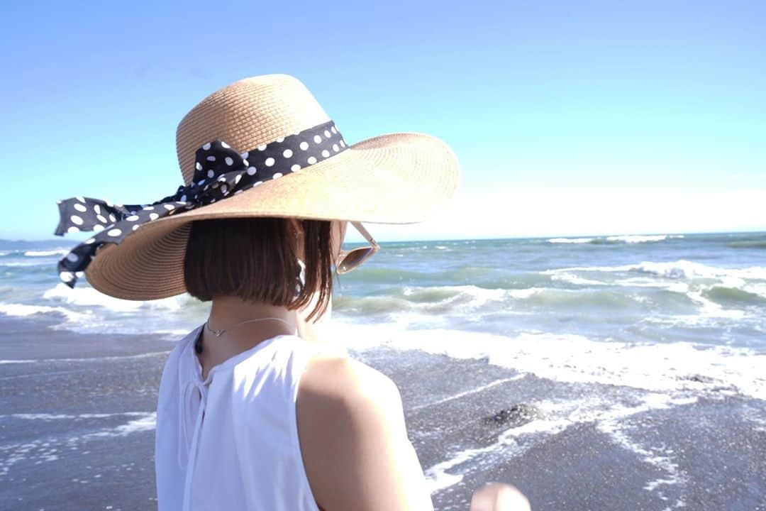 三根有葵のインスタグラム：「海久しぶりに行った〜🏝  #summer #夏 #ootd #コーデ #夏コーデ #海 #sea #由比ヶ浜 #麦わら帽子 #ワンピース #サングラス #三根有葵」