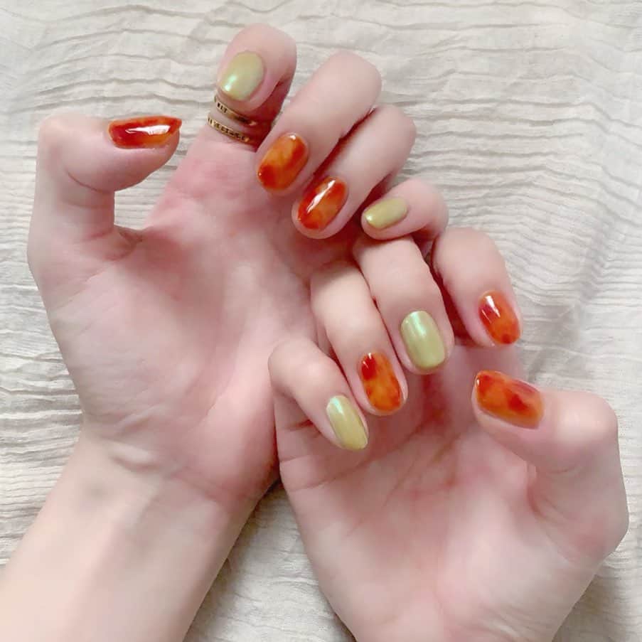 愛内みさのインスタグラム：「🌕 #repost @azumimo129  ・ 明るめのべっこうにミラーを合わせた秋夏nail❁ ・ いつも目標にむかって頑張ってて、 話してると元気を沢山貰えるお客様♡* ・ #秋夏ネイル #べっこうネイル」