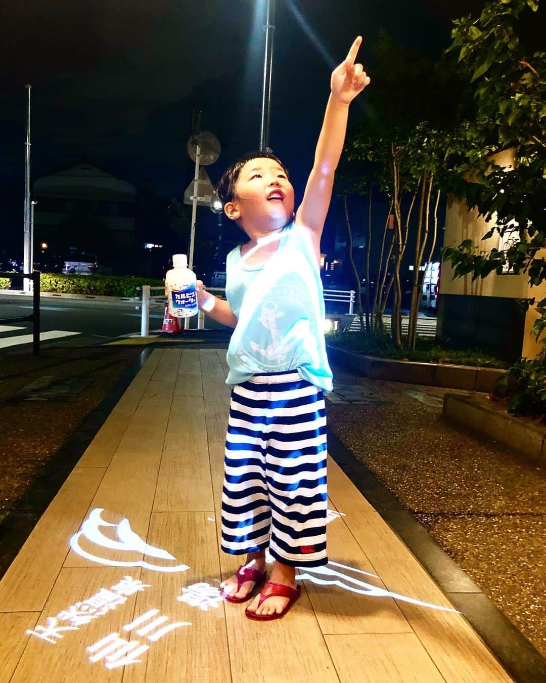 新井美穂さんのインスタグラム写真 - (新井美穂Instagram)「今夜も#湯けむりの里#スーパー銭湯  こんなに通っているのに、初めて気づいて 母娘ではしゃいでお互い写真撮り合いっこ。 光の元を撮りたい娘と、光の先を撮りたい母（笑） #娘4歳3ヶ月#お風呂好き」9月5日 19時55分 - arai_miho