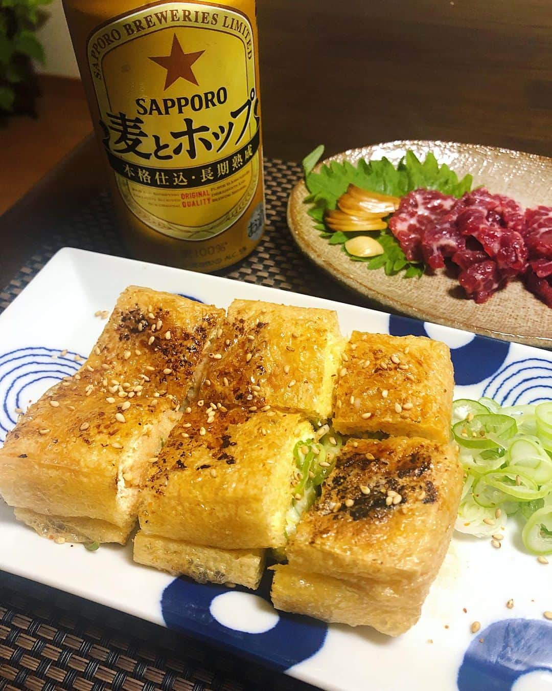 のインスタグラム：「#おうちごはん #ゆうごはん #おつまみ  今夜のごはんは、 ユッケと栃尾揚げの明太子チーズ葱だくグリル。 ちょっと明太子に火が入りすぎてパサついたなぁ。お味は美味しかったんだけど。要改善🧐」