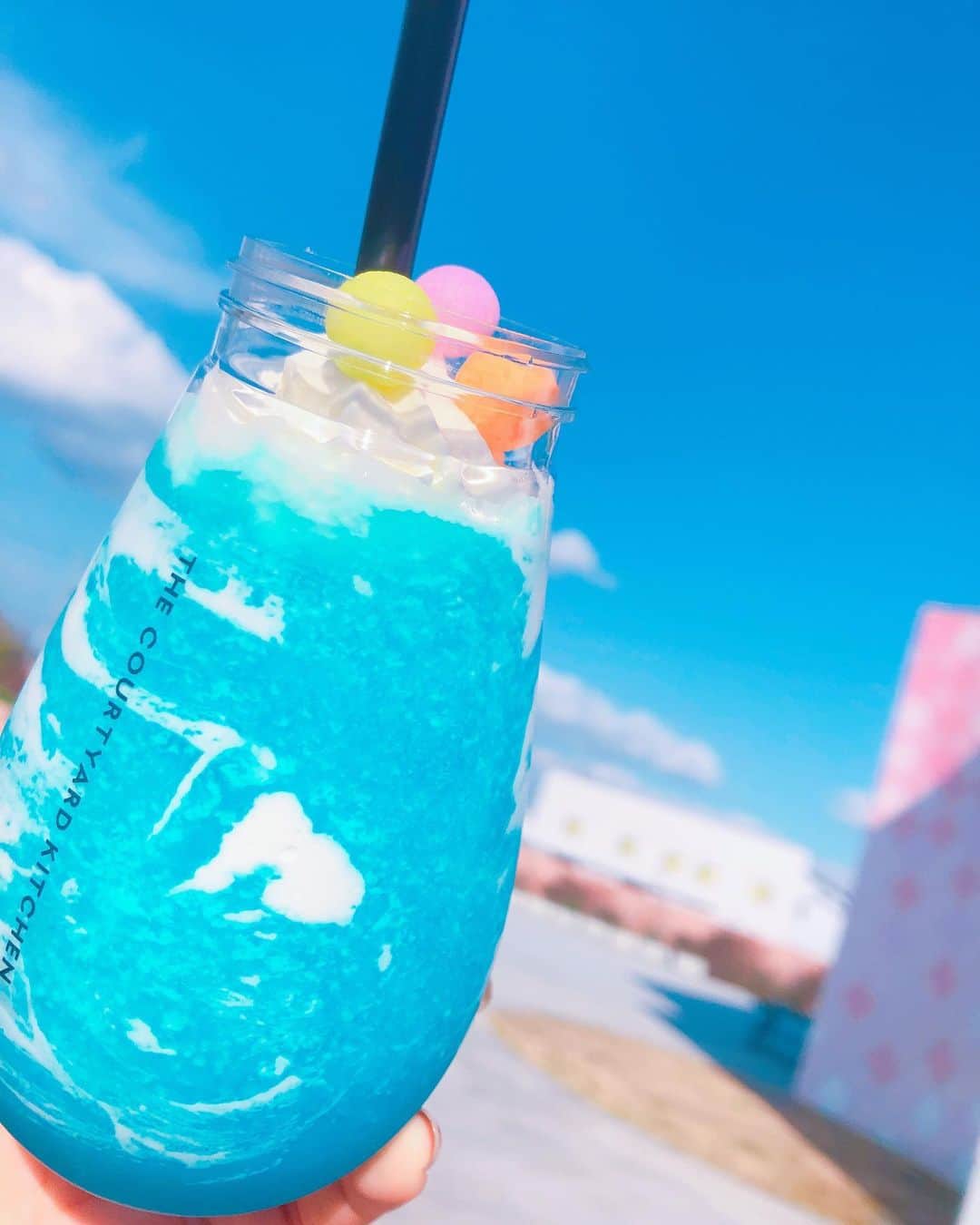 夏目綾のインスタグラム：「空のスムージーみたいな名前だった気がする🐬かわいい…… 最近ピンクとか青が好きなんだけど、水色ブームもきてる🐟🐟🐟  こんな青空の写真載せといてあれですが、 台風に気をつけて…！！💦」