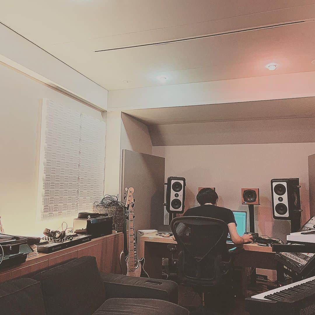 松本英子のインスタグラム：「別件制作も、色々と同時進行中🎤  今回初めて声を掛けたのが、作曲家でありアレンジャー、音楽プロデューサーの星野純一氏。 実は地元の同級生👹w 初めて一緒に作らせてもらってます。 なんだか新鮮😁 日本のみならず、世界各国で活躍する彼の人気の理由がよく分かる作業でした。 音楽は楽しんで作らなくっちゃと改めて教えられた時間。。。 心から感謝❣️  今月はひたすらに作り続けるのみ💪 良い集中を保ちながら、楽しみながら、みんなの笑顔を浮かべて頑張ります😊  #星野純一 #松本英子 #junichihoshino #eikomatsumoto #songwriting  #akitalove  #❤️」