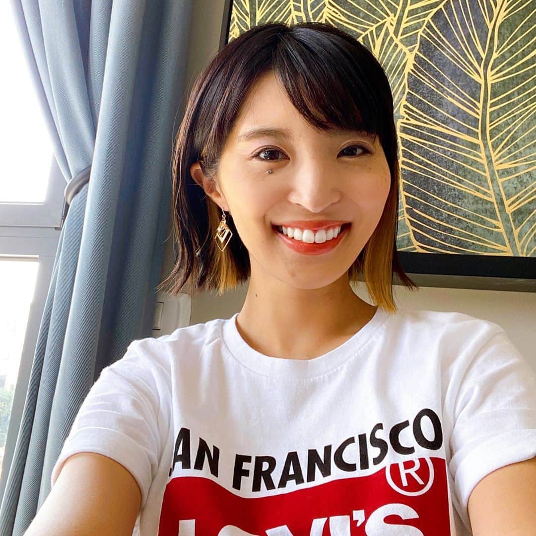 のインスタグラム：「ようやく新居が決まり、入居できました。ここまでがなかなか日本のようにスムーズにいかず、大変でしたが、、😅💦 . そんなこんなで、あっという間にもう９月。髪の毛もちょっとずつ伸びてきたよ。前髪は自分でチョキチョキしていますが、いつまで伸ばせるかな、、？💇‍♀️笑 . 去年の今ごろはカリフォルニアに居たなぁと思って、Sanfrancisco Levi'sのTシャツ引っ張り出して着てみました。日差しの強さや、カラッとした気候はちょっとCaliforniaっぽい🌞🌞🌞 . #jerusalem #israel #イスラエル #エルサレム #イスラエル在住 #エルサレム在住 #フリーアナウンサー #ホリプロアナウンス室 #ニュースリポーター #新田朝子 #中東 #中東在住 #海外在住 #ブログ更新 #Ameba #YouTube #YouTube初心者」
