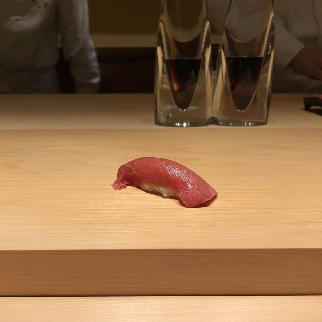 のインスタグラム：「何回行っても初回と同じ感動があるお店って他にはない… 鮨一幸ほんまに美味いです^ ^ @sushi_ikko  ありがとうございました！  #鮨一幸#札幌グルメ#すすきの」