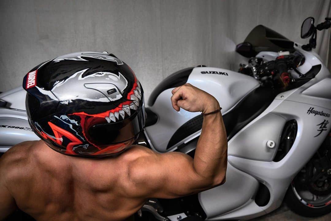 KTMのインスタグラム：「ヘルメット被ってても見劣りしない体を作るってなると、今の筋肉量ではとても無理だなぁ。性能の限界を感じますよ。 こういう背面は背中広げられるからまだいいんだけどね、、 ・ ・ #ヴェノム #venom #marvel #hjc #hjchelmets #hjcrpha11 #motorcycle #隼 #hayabusa #suzukihayabusa #gsx1300r #ハヤブサ #muscle #筋トレ #筋肉 #ホームジム #ホームトレーニング #ホームトレーニング #ktm #鍛道 #ktm #鈴菌 #バイクのある風景 #バイクのある生活 #バイクのある景色 #moto #motorbike #ヘルメット #helmet #広背筋」