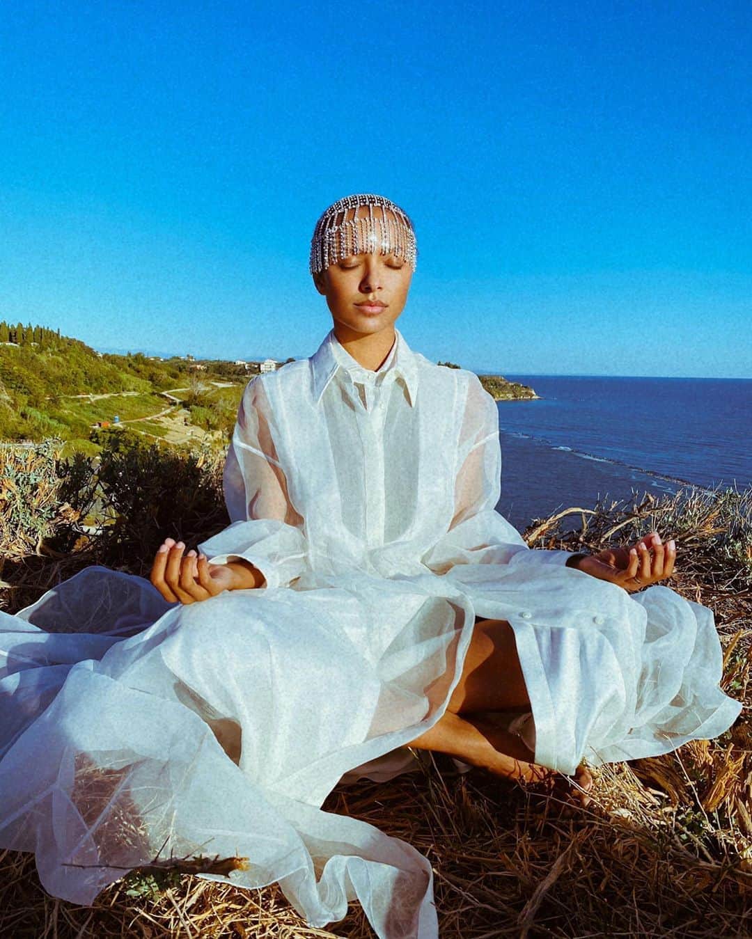 カテリーナ・グレアムのインスタグラム：「Today is the launch of @modern.nirvana and the celebration of @deepakchopra’s #totalmeditation and my birth day. I am asking you all to take a photo of yourselves in meditation tagging #modernnirvana and I will repost it... Meditate and self reflect with me on what you hope to contribute to yourselves and each other to make this world a more peaceful loving healthy compassionate and tolerant place. Truly connect with that within yourself that knows that all things are possible. Sending you all love and immense gratitude today. 🙏🏽❤️ 🙏🏽」