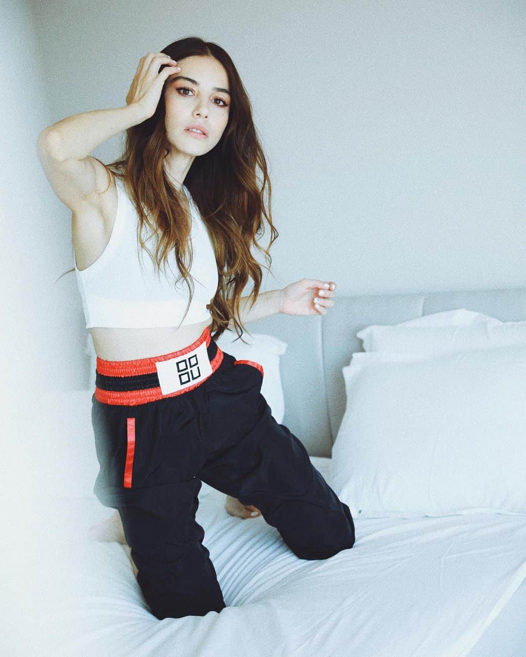 Ozge Gurelのインスタグラム：「Bir takım işler 🦄🦄  Bir takım bebekler 👻👇🏻  📸 @erdemsirin   Makyaj @selen_karabulut  Styling @parlaquestyling  Saç @gokyildizbahriye 💖💖 @miraykaya 😘」