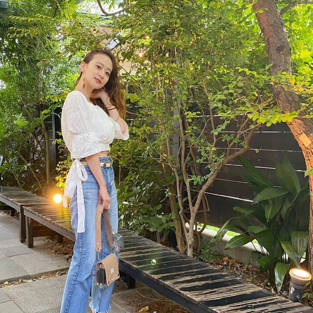 難波礼華のインスタグラム：「久々に鎌倉行ったよ〜（お仕事） 写真撮ってもらったら緑のオーブ映った🤭💖 良い事あるのかなぁ🤭💖わくわく @esutoreja のレースオフショルに @marino_accessory のピアスで湘南スタイル🏝 #esutoreja#esutorejaコーデ」