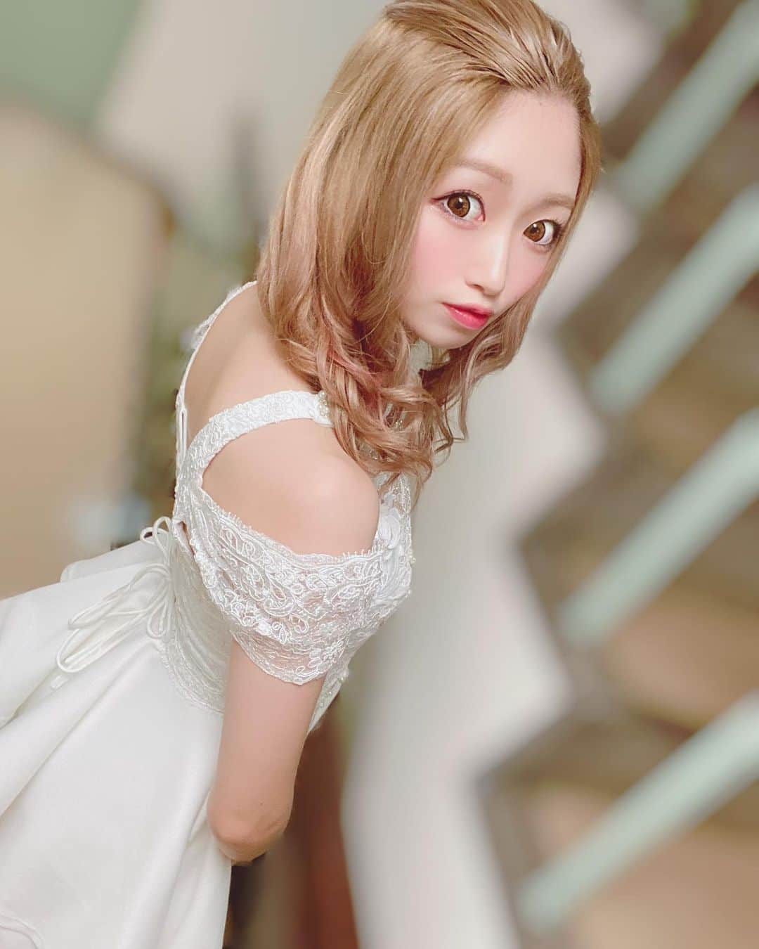 そら のインスタグラム：「今日のドレス❤️ 前も後ろも可愛い🥰  #新宿 #歌舞伎町 #六本木 #ミナミ #キャバ嬢 #キャバクラ #姉妹 #キャバキャバ #自撮り女子 #お酒好きな人と繋がりたい #ドレス #キャバドレス #ootd #ヘアスタイル」