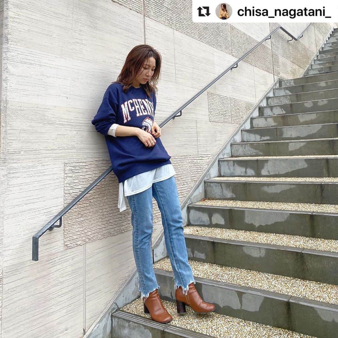 Ungrid staff snapさんのインスタグラム写真 - (Ungrid staff snapInstagram)「#Repost @chisa_nagatani_  ・・・ 2020.09.03 . #ヘムダメージスリムデニム またまた激カワなデニムが明日入荷するのです🥺💘 . #McHENRYプリントスウェット 購入されましたか🥰？ 1個前のpostが自撮りしたやつやったから 昨日全身撮ってもらいました🐥🌈 . . 着用アイテムはTOPのURLから🧡 ➡︎ @chisa_nagatani_  . . @ungrid_official @ungrid_staffsnap #Ungrid#Ungrid_official#Ungrid_staffsnap #Ungrid_umeda#ungrid梅田est店#Ungridstaff .」9月5日 20時11分 - ungrid_staffsnap