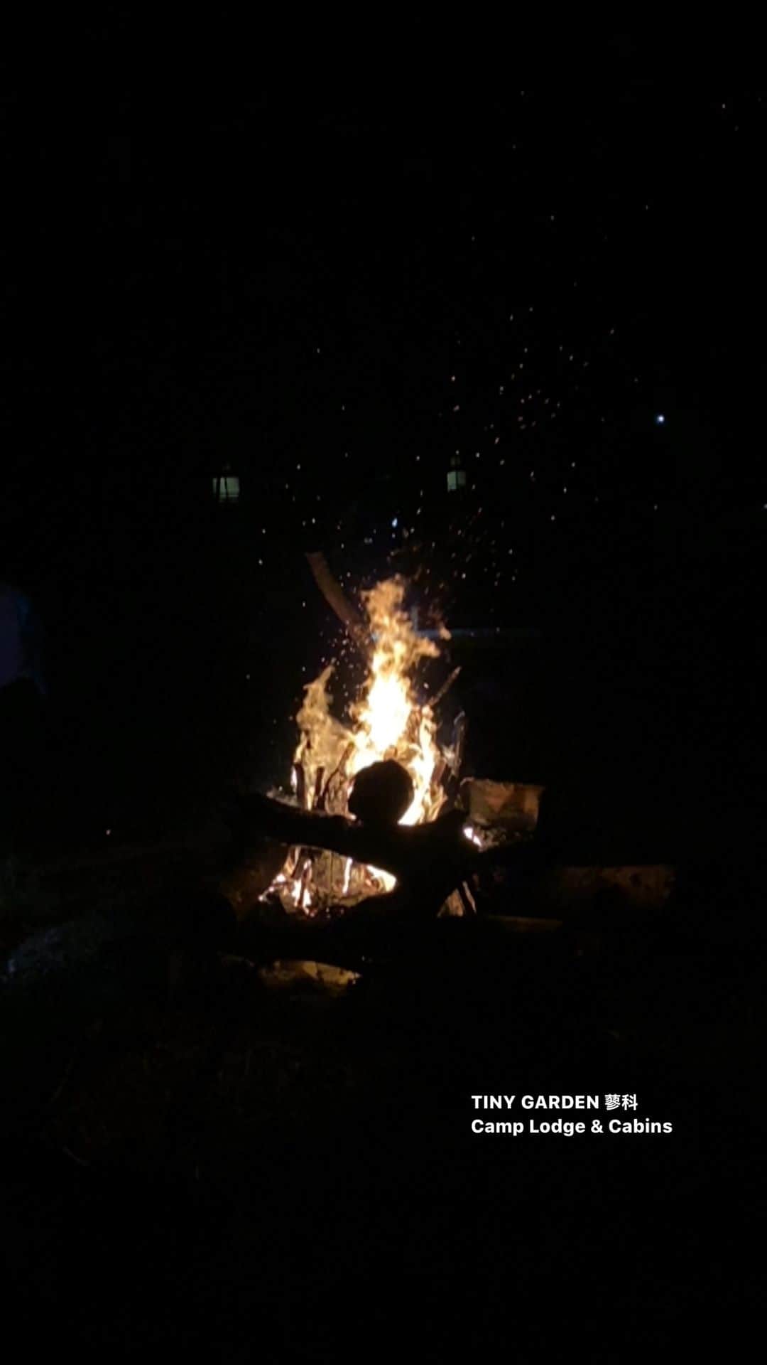 川上俊のインスタグラム：「TINY GARDEN / Camp Lodge & Cabins @ur_tinygarden   #焚火」