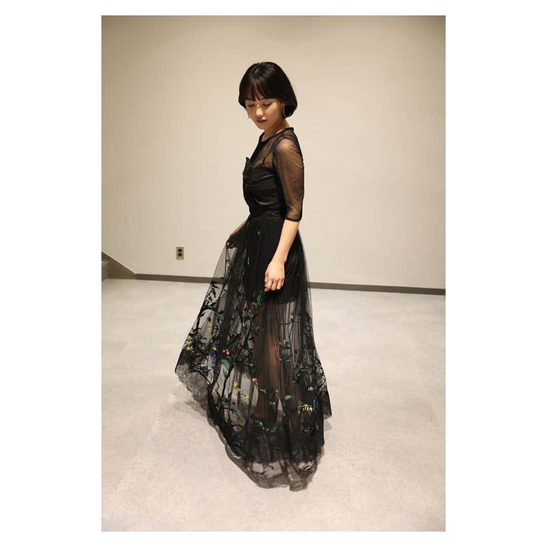 松井りなのインスタグラム：「もちろん今回も、 スタイリングは @kiyoai413 ♡ ヘアメイクは　@kouta_ny ♡  Dress: @shiatzychen  Jewelry: @oeau_jewelry  Shoes:  @gianvitorossi   映画のイメージに合わせたブラックの衣装でスタイリングしてくれました🖤」