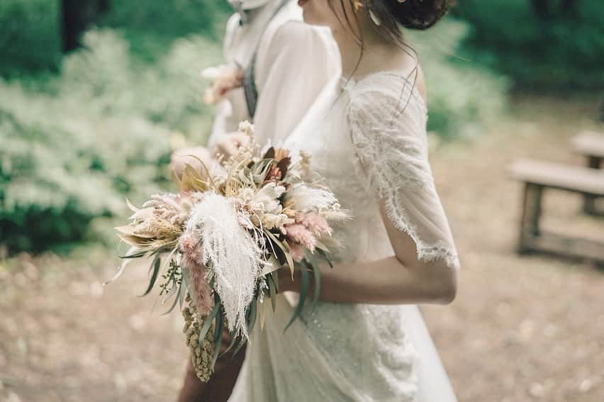 ARCH DAYS Weddingsさんのインスタグラム写真 - (ARCH DAYS WeddingsInstagram)「▽▼ Ceremony in the forest just for Two ▽▼﻿ ﻿ 鳥のさえずり、川のせせらぎが聞こえる森の中。思い出の森で、親族もゲストもいない2人だけのセレモニー。﻿  ﻿ 装飾のインスピレーションは、新婦が学生時代に感銘を受けたというパブロ・ピカソ『眠る農夫たち』という作品。描かれた農夫たちのように、素朴で穏やかで幸せな世界観を表現。﻿ ﻿ 2人だけの手づくりの式は、これまでに体験したことのないような幸せな経験となり、一生の宝物に。﻿ ﻿ ﻿ -----﻿ ﻿ ﻿ Bride : @nan_awedding﻿ Photo by @genki_moriya @felicita_photograph﻿ ﻿ ﻿ -----﻿ ﻿ ﻿ ARCH DAYSへウェディングフォトを掲載させていただける方を大募集🤍﻿ ﻿ @archdays_weddings をフォロー＋ #archdays花嫁 をつけて投稿するだけで応募完了！編集部から「リポスト・メディア掲載」のお声がけをさせていただきます🌼﻿ ﻿ 挙式当日だけでなく、前撮り後撮り・ペーパーアイテム・ハネムーン・素敵な暮らしの投稿もOK！沢山のご応募お待ちしています♩﻿ ﻿ ﻿ -----﻿ ﻿ ﻿ ▽ARCH DAYSトップページはこちらから☑︎﻿ @archdays_weddings﻿ プロフィールのリンクから﻿ ﻿ ▽KIDS & BABYのパーティーアイディアはこちら☑︎﻿ @archdays﻿ ﻿ ﻿ -----﻿ #archdays #archdays_wedding #アーチデイズ #アーチデイズウェディング #アウトドアウェディング #アウトドアウエディング #ガーデンウェディング #ガーデンウエディング #山梨ウェディング #山梨ウエディング #山梨ブライダル #山梨花嫁 #山梨プレ花嫁 #森ウェディング #森ウエディング #2人だけの結婚式 #森の中のウェディング #森の中のウエディング #清泉寮 #プレ花嫁 #プレ花嫁2020 #卒花嫁 #卒花嫁レポ﻿ -----﻿ https://archdays.com/album/2020/09/05/61238﻿ -----」9月5日 20時22分 - archdays_weddings