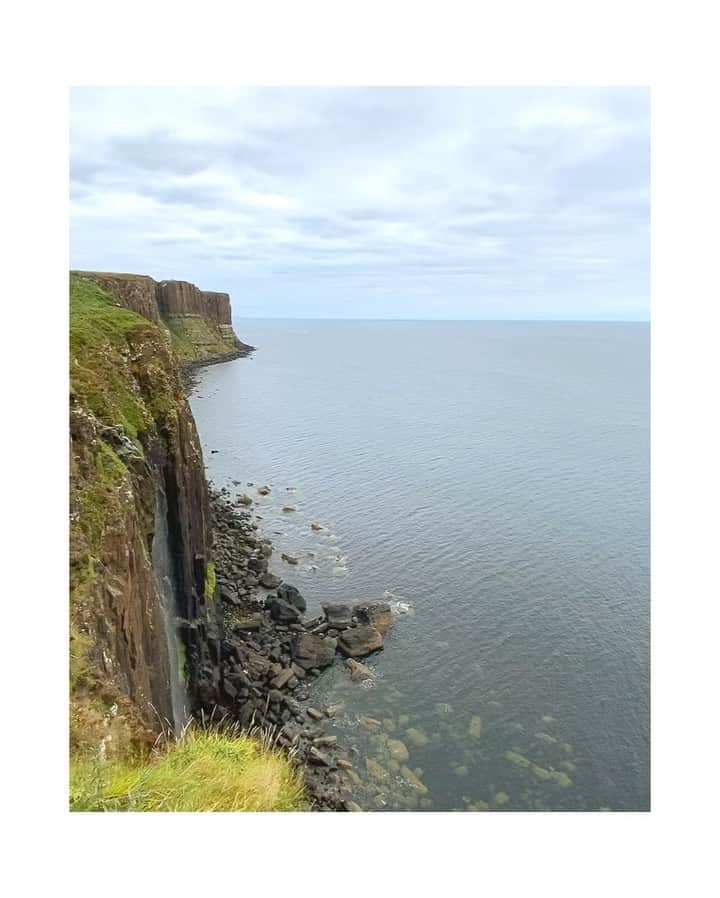 ギャランス・ドレのインスタグラム：「Waterfall at Kilt Rock. Have a peaceful weekend 🤍」
