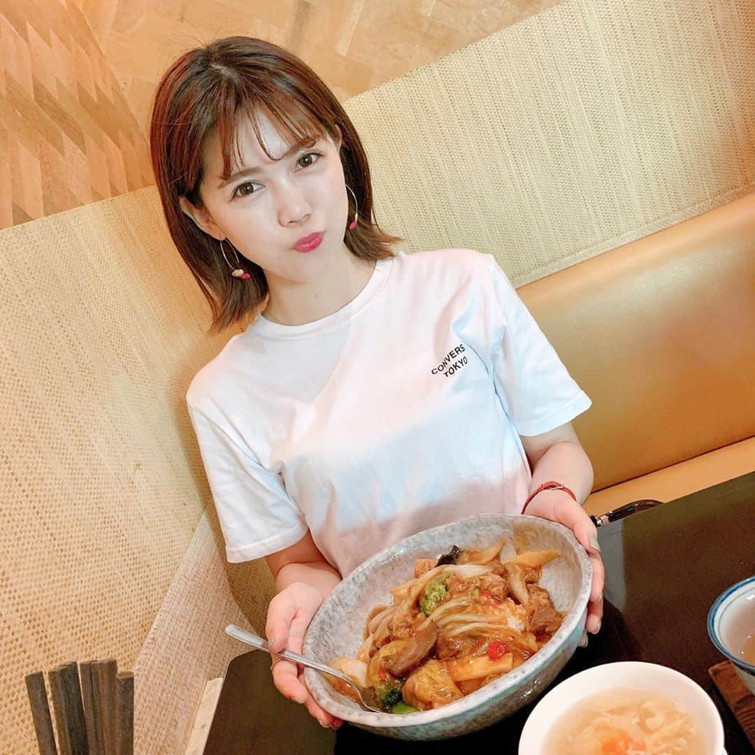 上坂由莉のインスタグラム：「﻿ ﻿ こんばんは🌙食事とダイエットについて🐷﻿ ﻿ ﻿ 数年前にたまたまランチぎりぎり時間に﻿ パッと入ってめちゃくちゃお気に入りになったお店🥰﻿ どうやら凄く人気店でいつもストーリーあげても﻿ どこですか？て聞かれる赤坂の中国名菜 露天🥟🍜﻿ ﻿ ﻿ どれも美味しいけどお気に入りは麻婆豆腐丼🔥﻿ 辛いの苦手な人は少し厳しいかもですが﻿ 私は全く辛さを感じない←🤣🌶﻿ この日は食べた事ないの食べたくて﻿ ☑︎ 牛肉と野菜のピリ辛かけご飯🍽﻿ これも凄く美味しかった〜🥺💓﻿ ﻿ ﻿ ボリューミーなのでいつもお腹空かせて行くんやけど﻿ お腹すきすぎてまさかの追加注文してた🤣❣️﻿ ﻿ ﻿ 私は基本よく食べるらしいので🐷←自覚はない﻿ トレーニングや次の日の食事などで調整してます🐷✨﻿ コントロールできてるかは微妙ですが💦﻿ ﻿ ﻿ 昔は体重計の数字に一喜一憂して﻿ 食べてないのに体重が増えたりすると凹んで﻿ 食への罪悪感で食べることが嫌になったり😭﻿ バレエやってた時も小学生からお腹のお肉に﻿ 先生に怒られてもいたし常に太ってると思ってた💦﻿ ﻿ ﻿ 今は体重計に乗らず見た目重視に切り替え1年半❗️﻿ 心は物すご〜く楽やしたまに乗っても誤差500gとか🙆‍♀️﻿ 食べ物投稿でもわかるよう食べること大好きなので﻿ 外食は我慢せずお家で気をつけるようにしてます💓﻿ これからもノンストレスのゆるダイエットで﻿ 体型維持していきたいです🥰﻿ ﻿ ﻿ #赤坂露天 #赤坂グルメ #赤坂ランチ #中華 #ダイエット」