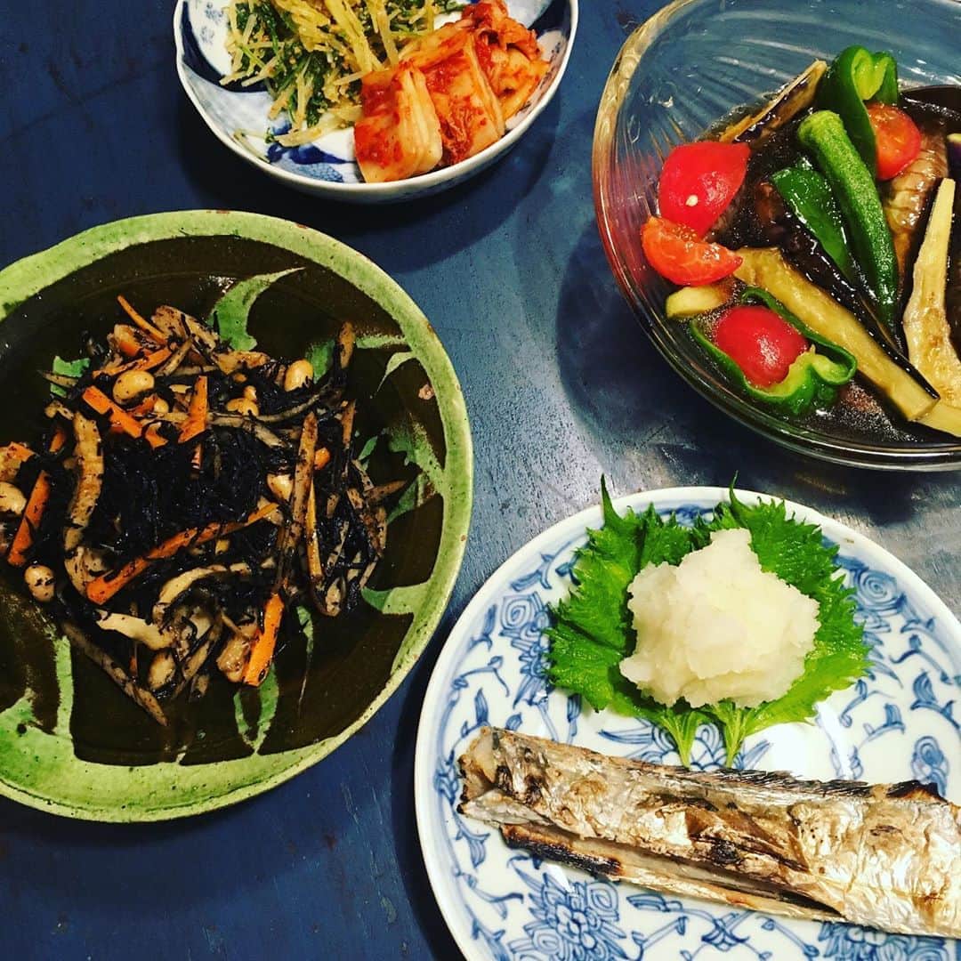 井上荒野のインスタグラム：「ひじきの存在をここ一年くらいなぜか忘れていて、久々に作ってわしわし食べる。太刀魚塩焼き。長野は海無し県だけど石川県からおいしい魚が入ってくる。」