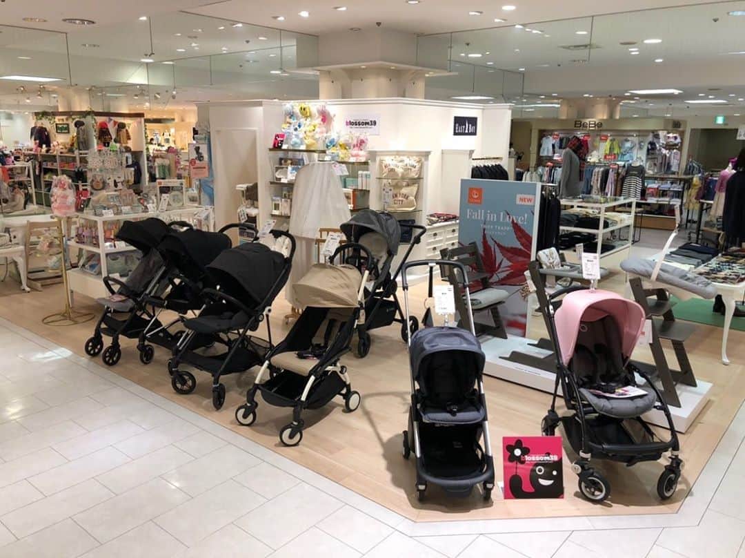 blossom39_officialのインスタグラム：「『blossom39 select 大和香林坊店』が9/4にオープンいたしました✨ . 人気のインポートベビーカーをはじめ、ストッケのハイチェアやベッド。抱っこひもなど出産準備に必要なアイテムが盛りだくさん！ 出産祝いにおすすめのギフトも、可愛い雑貨を色々とご用意しております！ . 〈大和香林坊店 7階〉 . #blossom39 #ブロッサム39  #大和香林坊 #ベビーカー #ベビーカー選び #抱っこひも #ハイチェア #出産祝い  #stokke #bugaboo #cybex #babyzenyoyo #inglesina #dockatot #ergobaby #babybjorn #adenandanais #lulujo #marlmarl #aboo #elodie #leapepe #attipas #oyoy #あかちゃんのいる生活」