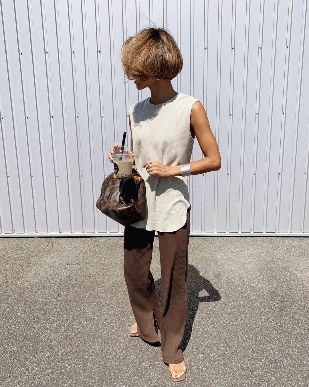 のインスタグラム：「. . まだあっついからカラーだけ 秋の仕様に🤎🤎 . . たくさん質問頂いたtopsは 夏前にguでgetしたものだよー🥰 やっぱこれ使えるねぇ😎✌︎ . . 今日はひっさしぶりのお買い物🙃 お目当てのブーツも買えて 楽しかったー😍!! . . 着圧アイテムがめんどくさい！ って方多いと思うけど @gyugyumaki_official は脱ぎ履きなしの コルセットだから超楽なのです👌 そんでもってすんごい効く！ これから露出減るけど気を抜かずに😎 . . tops ⋆ @gu_global @gu_for_all_  pants ⋆ @naturalbeautybasic_official  shoes ⋆ @whoswhochico  bag ⋆ #vintageluisvuitton  . . #ootd#outfit#fashion#coordinate#today#code#夏コーデ#秋コーデ#大人カジュアル#オトナカジュアル#カジュアルコーデ#シンプルコーデ#シンプル#休日コーデ#今日の服#モノトーンコーデ#ワントーンコーデ#ゆるコーデ#ブラウンコーデ#プチプラ#プチプラコーデ#guコーデ」