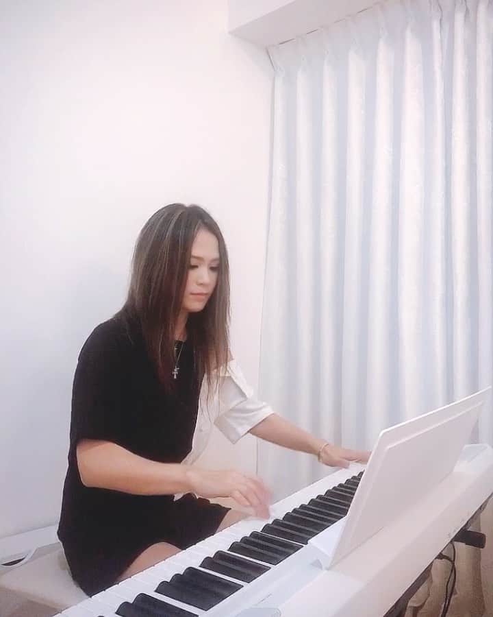 彩希エリナのインスタグラム：「ホームに戻ったはずが・・・  レミゼの余韻🎹🎼🎵🇫🇷 皆んなが歌ってるの毎日聴いてて、完全に覚えた👂  #lesmiserables #lesmiserablesmusic #lesmiserablesoundtrack #piano #music #playpiano #民衆の歌 #レミゼラブル #レミゼ #サウンドトラック #弾いてみた #舞台の余韻 #ピアノ #キーボード #鍵盤楽器 #音楽 #ミュージック #ホームに戻ったはずが #気付いたら #指が #耳コピ #🎹 #🇫🇷」