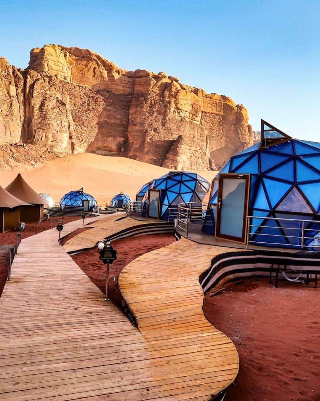 Discover Earthさんのインスタグラム写真 - (Discover EarthInstagram)「Bubble tents in the middle of the desert... Did humans colonised Mars ? 👽 Wait... No ! it's on Earth !  #discoverjordan 🇯🇴 with @colourthesun  #wadirum #jordan #desert #bubbletents」9月5日 20時30分 - discoverearth
