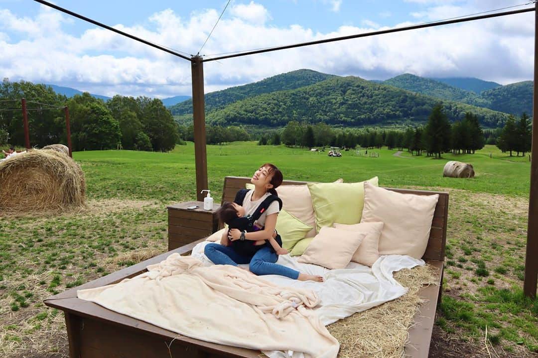 DJ YURiAのインスタグラム：「💚💚💚  😴😴😴﻿ ﻿ ﻿ There was the bed on the grassland.﻿ She slept very well💤﻿ ﻿ ﻿ 草原のベッド。﻿ 娘はよく眠ってました🙈﻿  雲海はこんな感じで見れずで ドリンクの上の綿あめは 飛んでいってサイダーを 震えながら飲みましたww  またリベンジにいくー！！！！ ﻿ ﻿ ﻿これにて北海道投稿終わり🤗  #Hokkaido﻿ #japanesetrip﻿ #北海道旅行﻿ #リゾナーレトマム﻿ #北海道グルメ﻿ #新米ママ﻿ #女の子ママ﻿ #赤ちゃんのいる生活﻿ #ポートレート﻿ #タビジョ﻿」