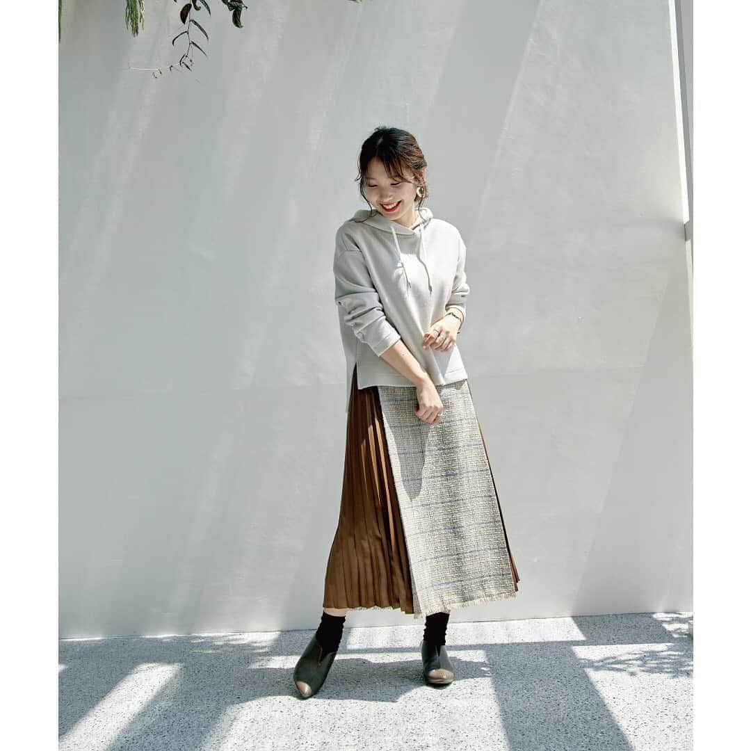kumikyokuさんのインスタグラム写真 - (kumikyokuInstagram)「新しい季節を彩る、組曲の秋スカート﻿ ﻿ 「ツイードコンビ レザーライク﻿ プリーツスカート」﻿ ﻿ 秋らしいあたたかみのあるツイードと﻿ 軽やかなレザー風プリーツコンビ素材の﻿ コントラストが魅力。﻿ ウエストと裾にはツイードならではの﻿ フリンジデザイン。﻿ ﻿ スカートコーデにも合う絶妙な﻿ レングス感のパーカーで﻿ カジュアルコーデを楽しんで。﻿ ﻿ 秋らしいキャメルニットを合わせると﻿ 女性らしい柔らかな雰囲気に。﻿ ﻿ SKIRT（WEB限定）:﻿ ［SKWXBW0366］￥16,000＋tax﻿ ﻿ ［商品番号］検索方法﻿ S（小さい）サイズのお客様：WX→W2に変更﻿ L（大きい）サイズのお客様：WX→WLに変更﻿ ※レギュラーサイズのページからもリンクにてご覧いただけます。﻿ ﻿ ◆ONLINE STORE（https://crosset.onward.co.jp/shop/kumikyoku/）で、ご自宅でのShoppingも、ぜひお楽しみくださいませ。﻿ ﻿ ☆☆気に入った投稿は保存してくださいね☆☆﻿ ﻿ #組曲 #kumikyoku #オンワード樫山 #フレンチカジュアル #フレンチコーデ #autumncollection#初秋コーデ #秋コーデ #大人フェミニンコーデ #通勤コーデ #オンラインコーデ #カジュアルコーデ #ツイードコンビレザーライクプリーツスカート #異素材コンビスカート #彩りスカート #着映えスカート #パーカーコーデ #秋色ニット #テンセルウールニット #自宅で洗える #ホームケア #組曲スタッフ #組曲コミュニケーター #kumikyoku_communicators #スタッフコーディネート #スタッフ一押し　#onwardcrosset」9月5日 20時38分 - kumikyoku_jp