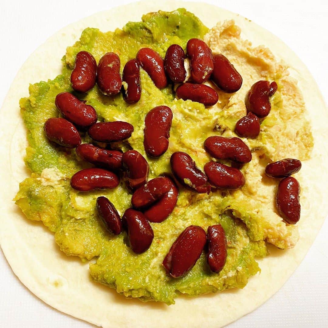森碕ひろかのインスタグラム：「手抜き飯🌮  アボカド、フムス、赤インゲン豆をトルティーヤで巻き巻き…うまい😋💕  #ヴィーガン #菜食 #低糖質」