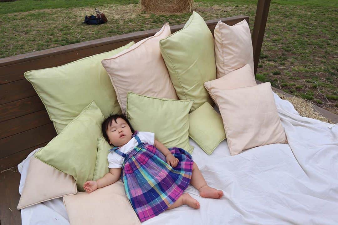 DJ YURiAさんのインスタグラム写真 - (DJ YURiAInstagram)「💚💚💚  😴😴😴﻿ ﻿ ﻿ There was the bed on the grassland.﻿ She slept very well💤﻿ ﻿ ﻿ 草原のベッド。﻿ 娘はよく眠ってました🙈﻿  雲海はこんな感じで見れずで ドリンクの上の綿あめは 飛んでいってサイダーを 震えながら飲みましたww  またリベンジにいくー！！！！ ﻿ ﻿ ﻿これにて北海道投稿終わり🤗  #Hokkaido﻿ #japanesetrip﻿ #北海道旅行﻿ #リゾナーレトマム﻿ #北海道グルメ﻿ #新米ママ﻿ #女の子ママ﻿ #赤ちゃんのいる生活﻿ #ポートレート﻿ #タビジョ﻿」9月5日 20時44分 - djyuria