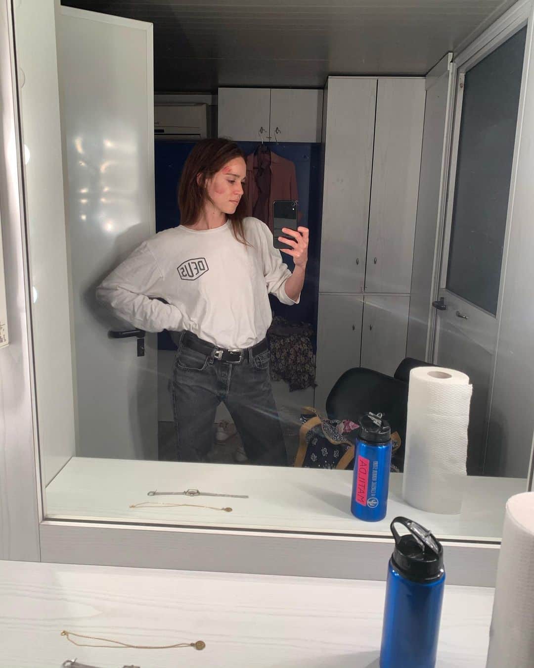 マチルダ・ルッツのインスタグラム：「Thank you LIFE! #feelingblessed #paintyourselfthereandthatswhereyoullbe #set」